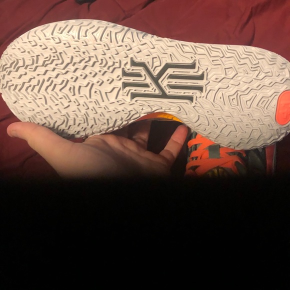 Size 8 kyrie low 4 - Picture 4 of 4